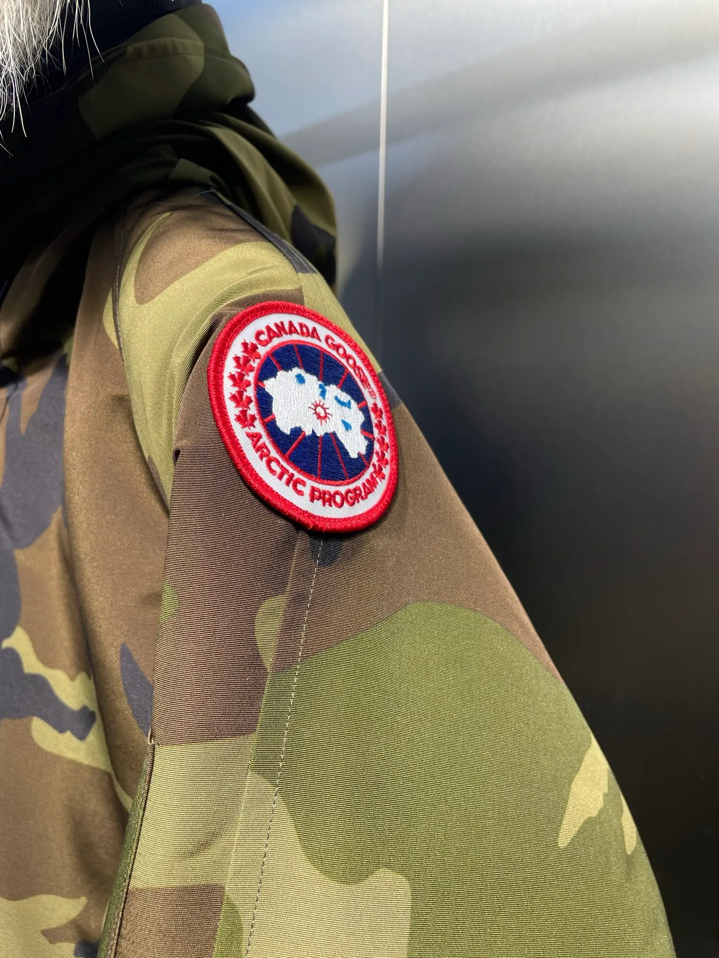 P780 high-end version Canada Goose Canada Goose #Chilliwack 7999M bomber jacket short down jacket/01 model #Men and Women Same Style# ➖ Genuine synchronous anti-counterfeiting chip sensor! ➖ Imported 21S polyester-cotton blended original fabric [last year’s 16S/18S hard fabrics have been completely eliminated, this year all use 21S genuine synchronous fabrics, the soft mid-strap feels delicate and textured], genuine synchronous Feather-Light 10D waterproof coating fabric, made of 84.5 polyester fiber and 15.5 cotton, 100% the best feel in the entire network! ➖ The genuine official website is synchronized with the national standard 80 white duck down, you can check the official website customer service, there will never be a series of misleading claims such as 90 down or goose down! ➖ Using the best nylon lining with double double-layer sealing design, velvet-proof No. 7 needle + grid-filled down ready-made garments, there is 100% no so-called velvet running! ➖ The cuffs are designed with thickened seamless threads, and the collar and pockets are lined with top-quality polar fleece to keep you warm and comfortable! ➖ Yoshida YKK provides original custom-made electroplated sliders. YKK two-way lockable zippers are tight and smooth and will not peel off paint! ➖ 3M composite guarantees that the Velcro is the same as the original, durable, and all accessories and hardware are custom-made! ➖ Imported BEHRINGER embroidery machine to customize the 10,000-needle embroidery logo, 98% of which can be reproduced to restore the original logo. You can check and compare on the official website! ➖ The fur collars are all made of large pieces of Western Canadian blue wolf hide, ensuring that each fur collar is 13-15cm wide!   Size:XS-XXL